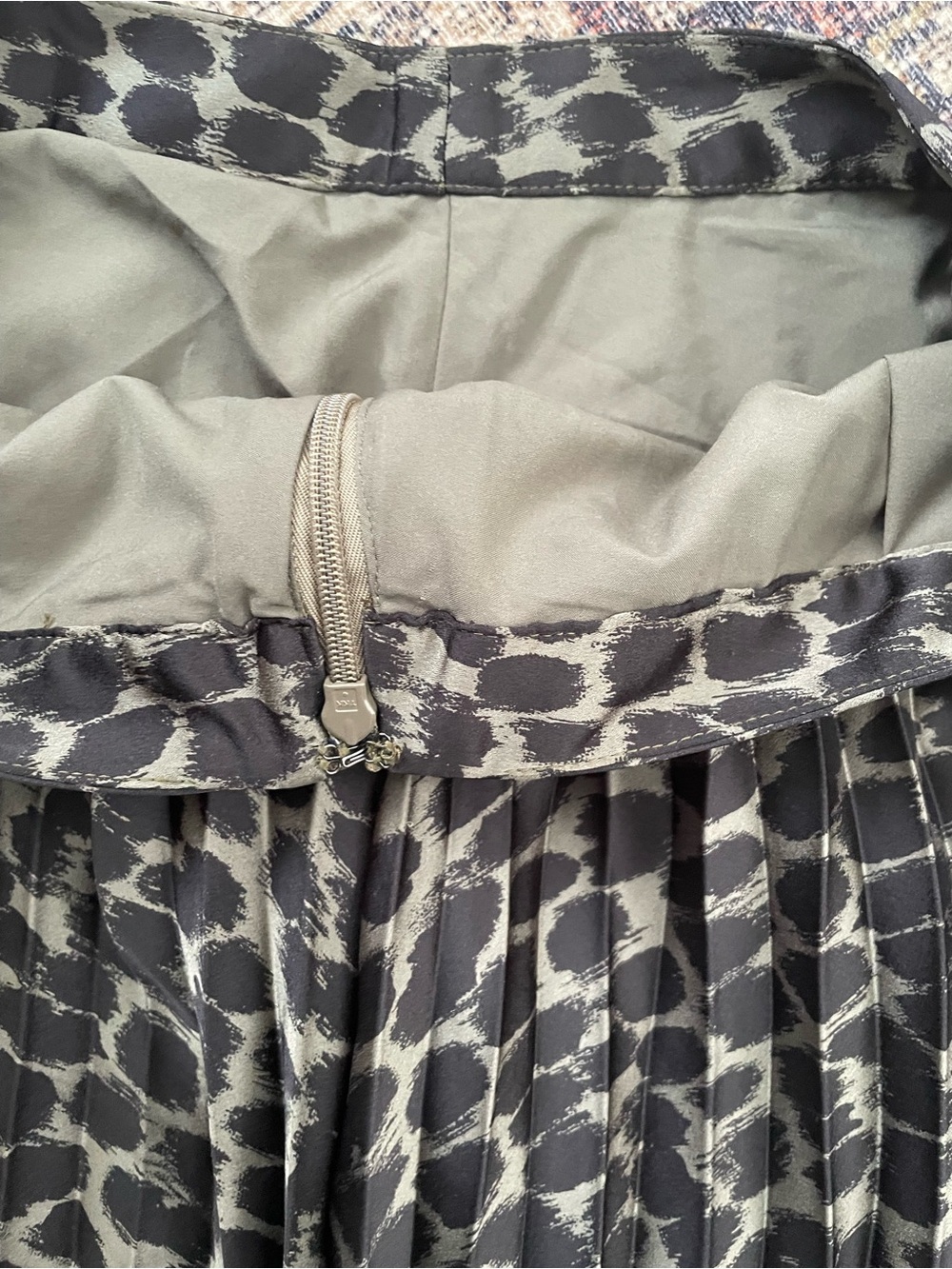 Banana Republic Olive Green and Black Pleated Midi Skirt - Picture 4 of 4
